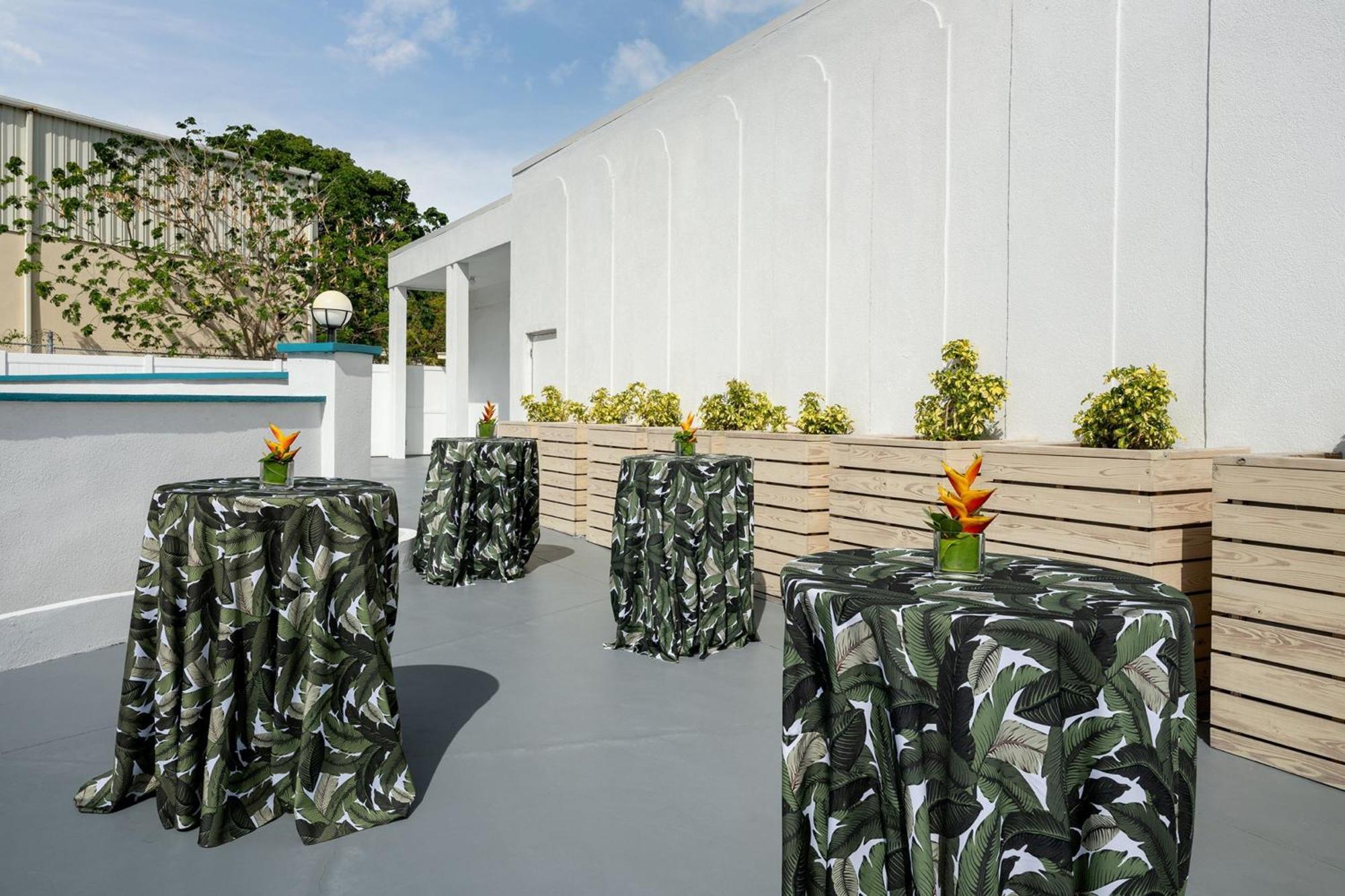 Courtyard By Marriott Nassau Downtown/Junkanoo Beach Екстериор снимка