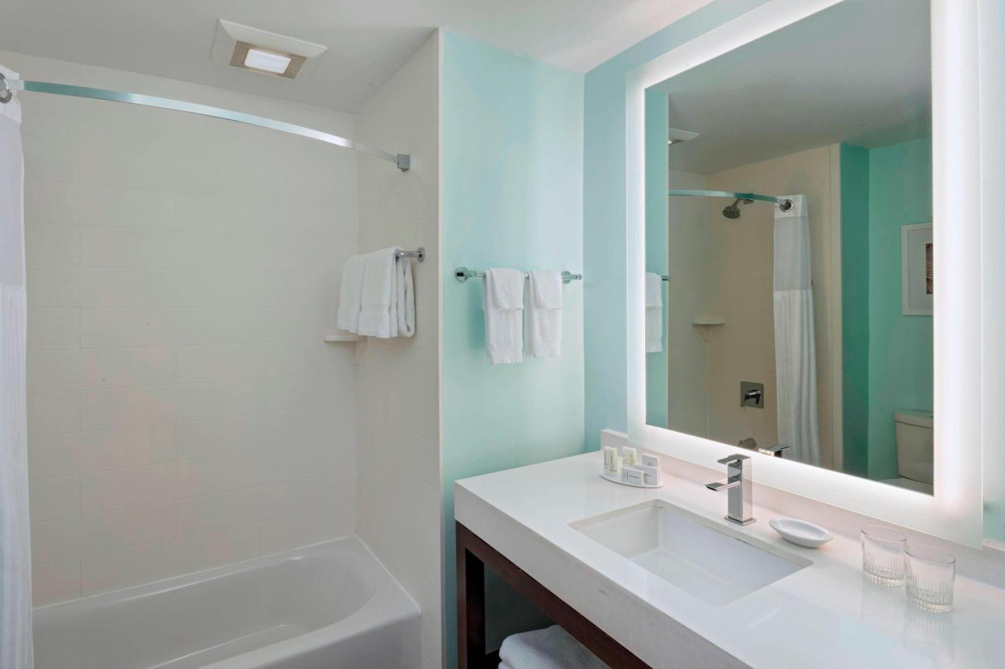 Courtyard By Marriott Nassau Downtown/Junkanoo Beach Екстериор снимка