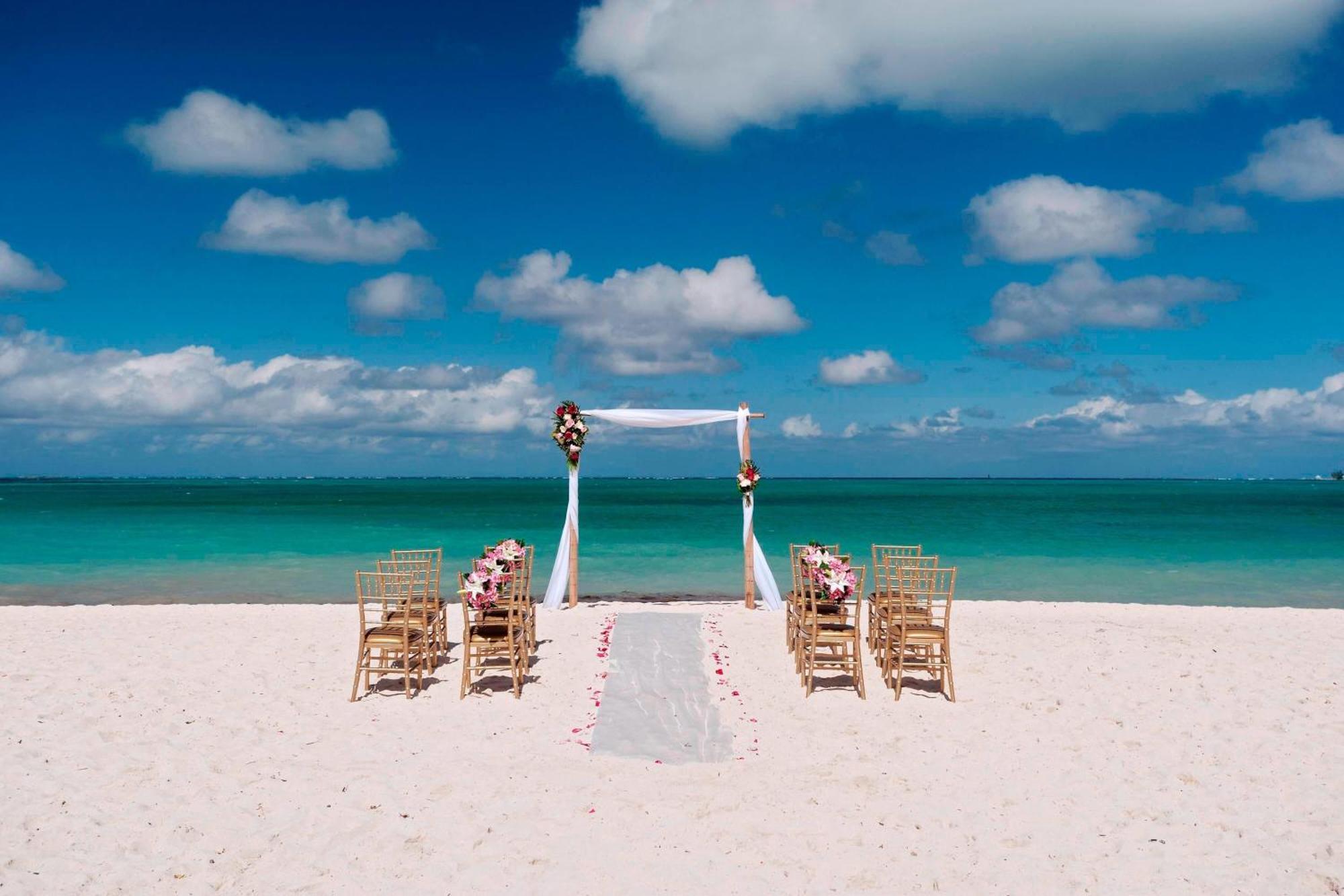 Courtyard By Marriott Nassau Downtown/Junkanoo Beach Екстериор снимка