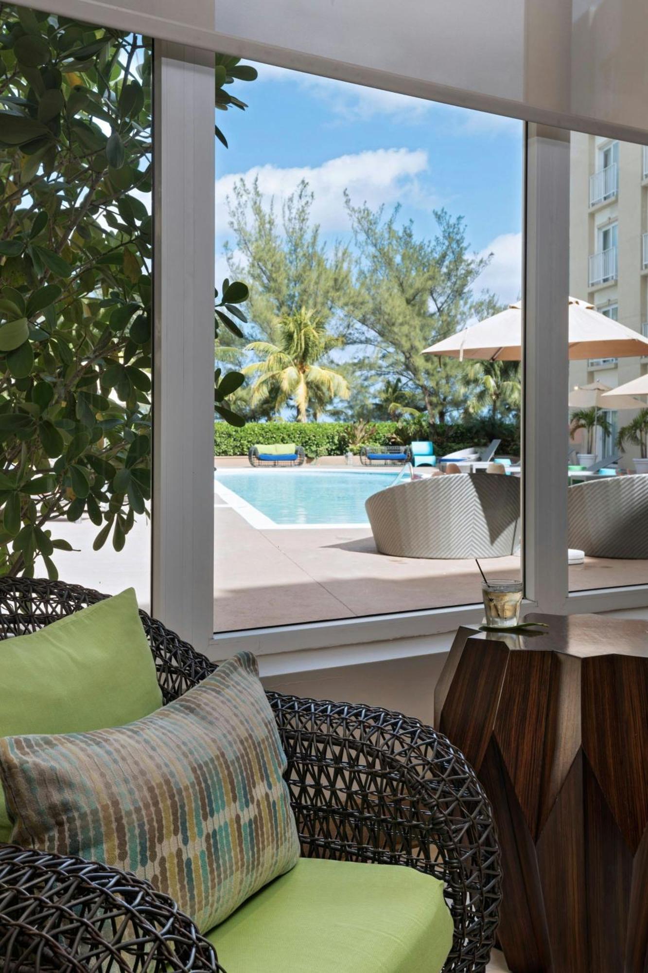 Courtyard By Marriott Nassau Downtown/Junkanoo Beach Екстериор снимка