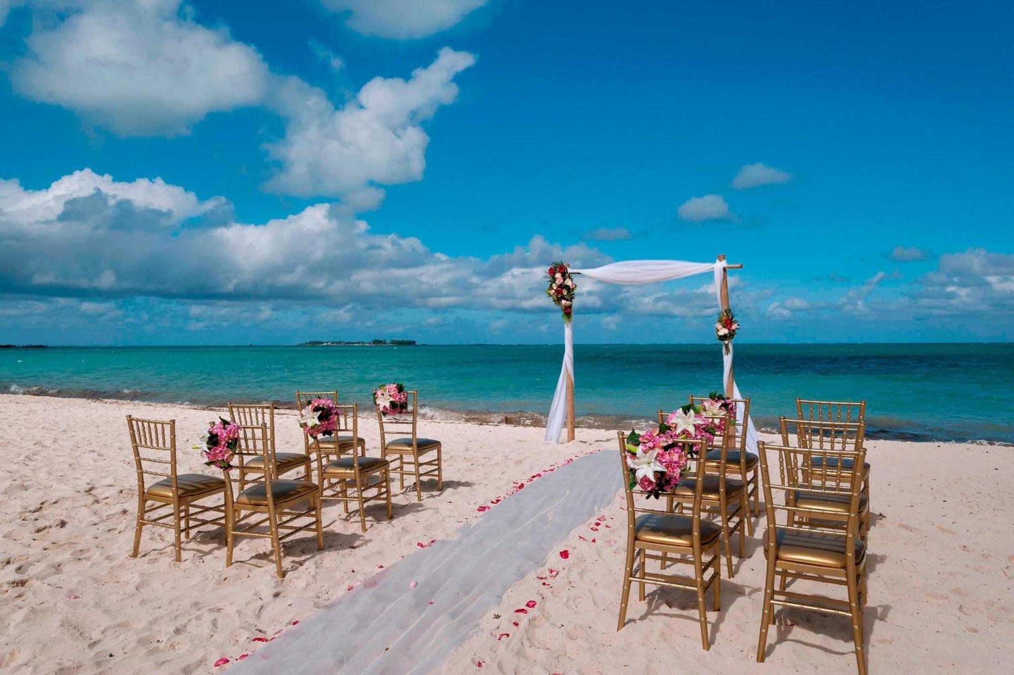 Courtyard By Marriott Nassau Downtown/Junkanoo Beach Екстериор снимка